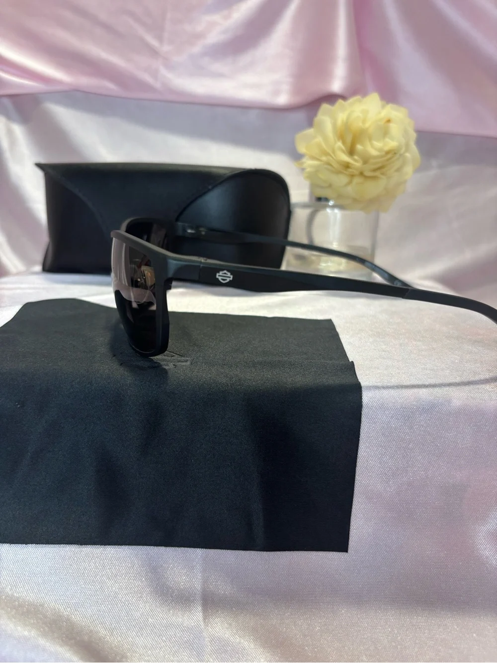Harley Davidson Black Sunglasses with Case - Fashionable UV Protection